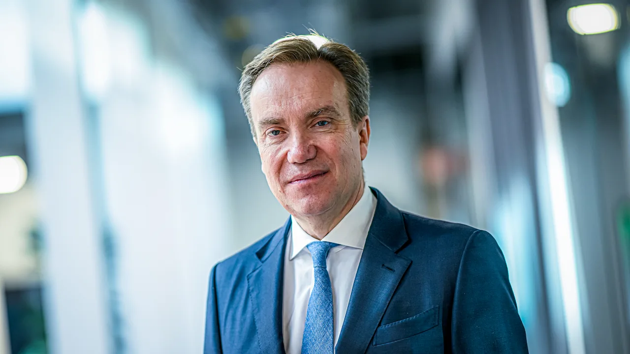 De CEO van het World Economic Forum neemt ontslag nadat hij in Epstein-dossiers is verschenen, wat meer onrust voor het WEF markeert