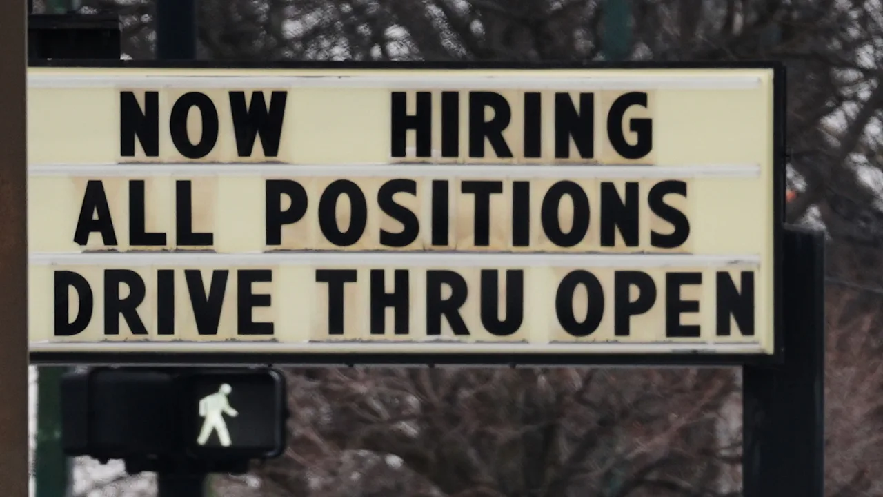 De Amerikaanse arbeidsmarkt staat nog steeds onder druk: uit het rapport blijkt dat het werkloosheidspercentage in februari is gestegen naar 4,4%