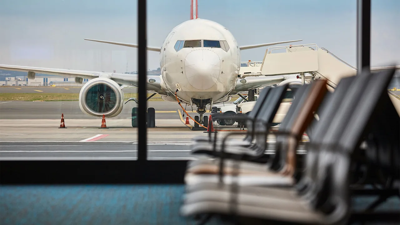 De prijzen voor vliegtuigbrandstof zijn zojuist met 80% gestegen. Worden vliegtickets straks duurder?