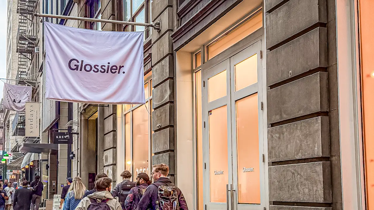 Glossier sluit de meeste winkels en sluit zich aan bij een lijst van DTC-merken die het gebruik van fysieke locaties terugdringen