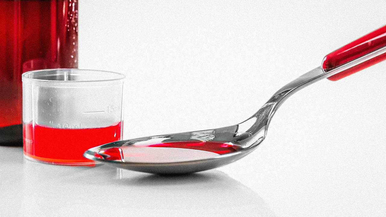 Kinderibuprofen landelijk teruggeroepen na klachten van klanten over ‘gelachtige massa en zwarte deeltjes’