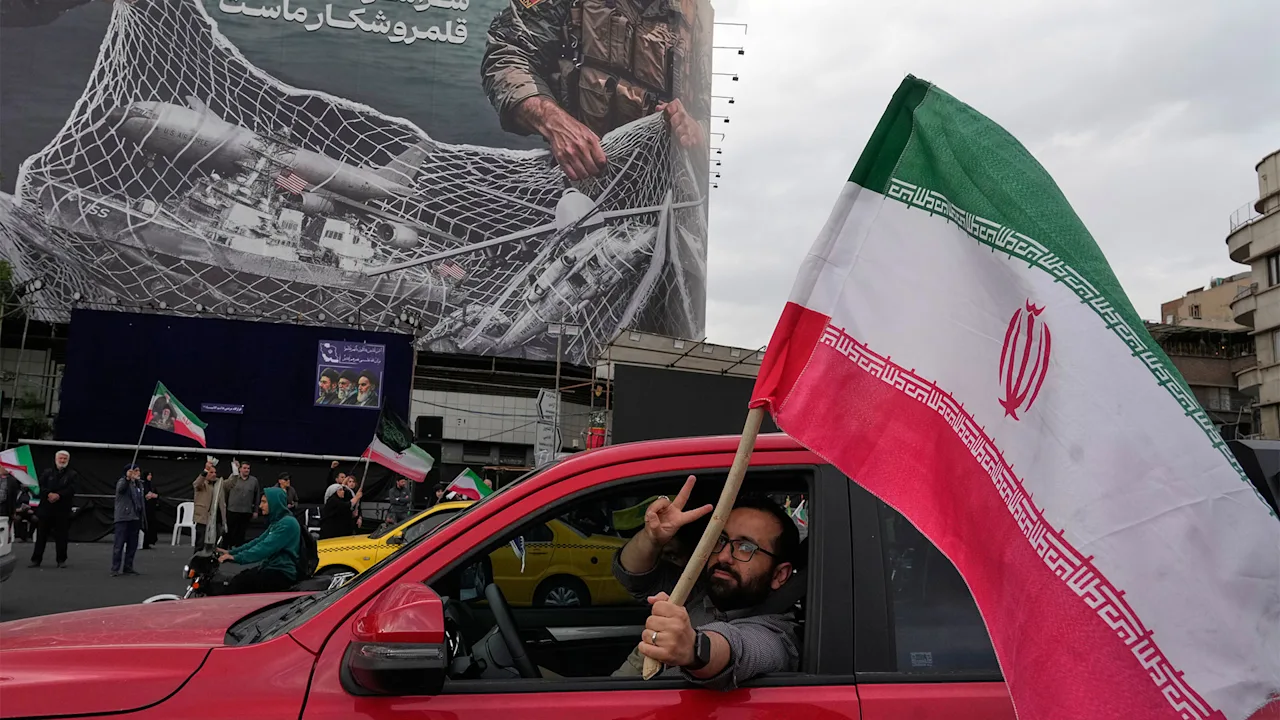 De tweede ronde van de vredesbesprekingen tussen de VS en Iran is aan de gang, terwijl de blokkade van de Straat van Hormuz de eerste volledige dag ingaat