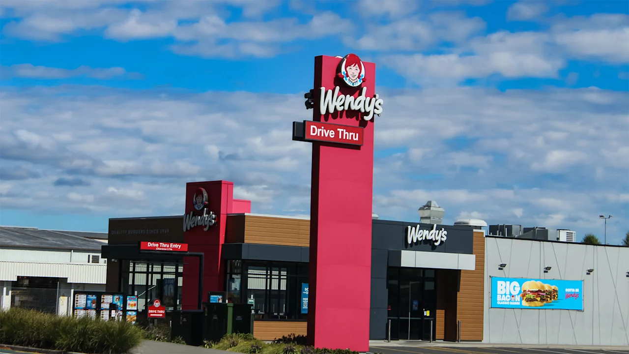 إغلاق متاجر Wendy’s في عام 2026: تحديث سلسلة الوجبات السريعة بشأن القائمة الطويلة للمواقع المغلقة في خطة التعافي