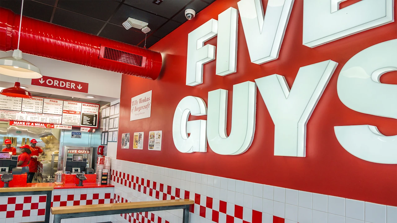 إغلاق متاجر Five Guys: راجع قائمة المواقع المُدانة في ولايات مختلفة في عام 2026 حتى الآن