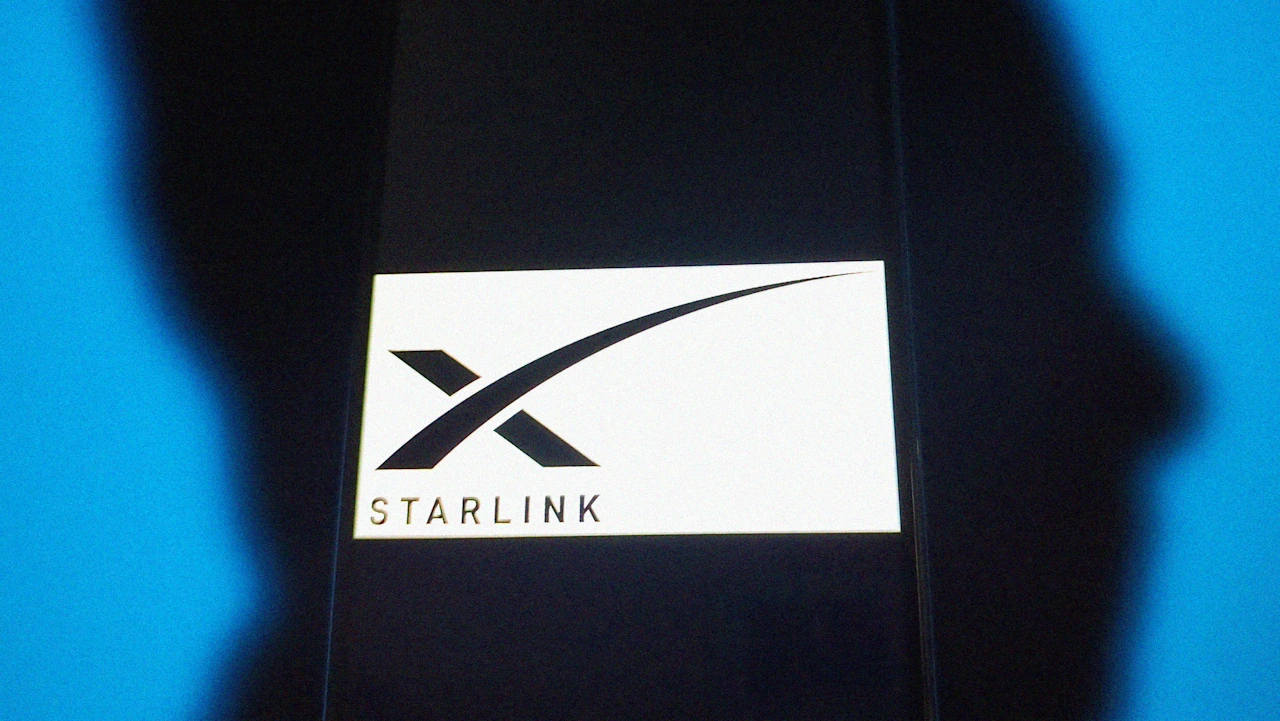 تقول الشركات إنها تستطيع تتبع مستخدمي Starlink. هل ينبغي للحكومة أن تقلق؟