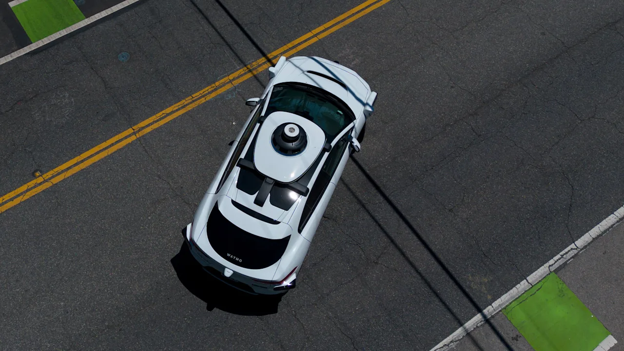 تتقارب سيارات Waymo الفارغة على طريق مسدود في أتلانتا. لا أحد يستطيع أن يفسر لماذا