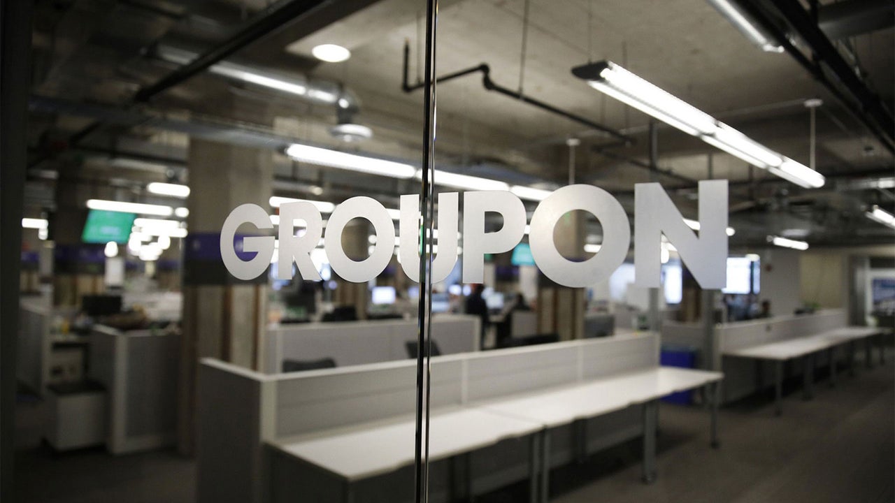 تسريح العمال في Groupon اليوم: تم إلغاء مئات الوظائف في أحدث محور لشركة التكنولوجيا “AI-Native”. يرتفع سعر السهم