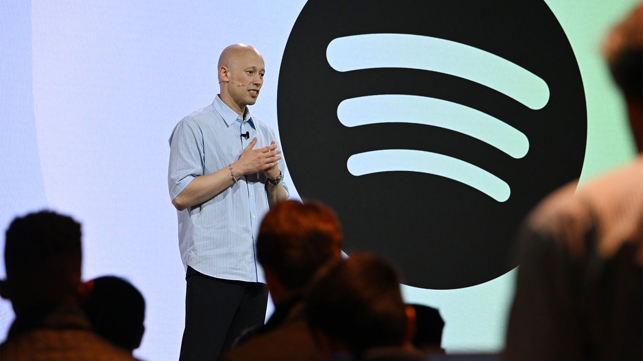 يقول الرئيس التنفيذي لشركة Spotify إن وضع الموسيقى المولدة بالذكاء الاصطناعي على التطبيق أمر جيد – وليس فقط لأسهم SPOT. هذا هو السبب