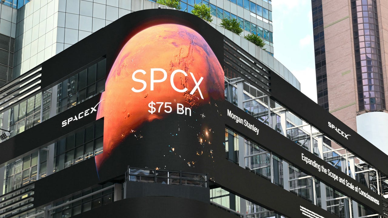 SpaceX is already worth more than Amazon. So why are analysts sounding the alarm?