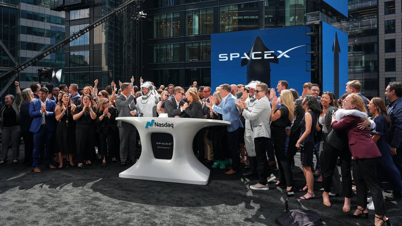 SpaceX Stock Faces Investor Caution Despite Bank Optimism