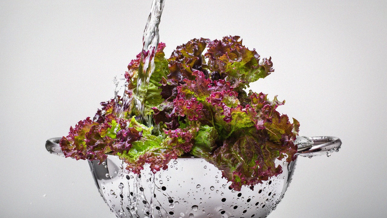 How to safely eat your greens during the cyclospora outbreak, according to an infectious disease expert