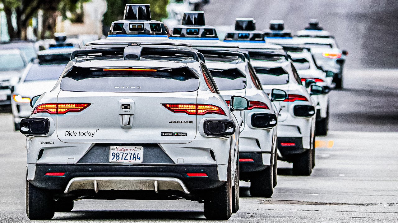 Les robotaxis Waymo perturbent San Francisco, interrogeant leur fonctionnement à grande échelle
