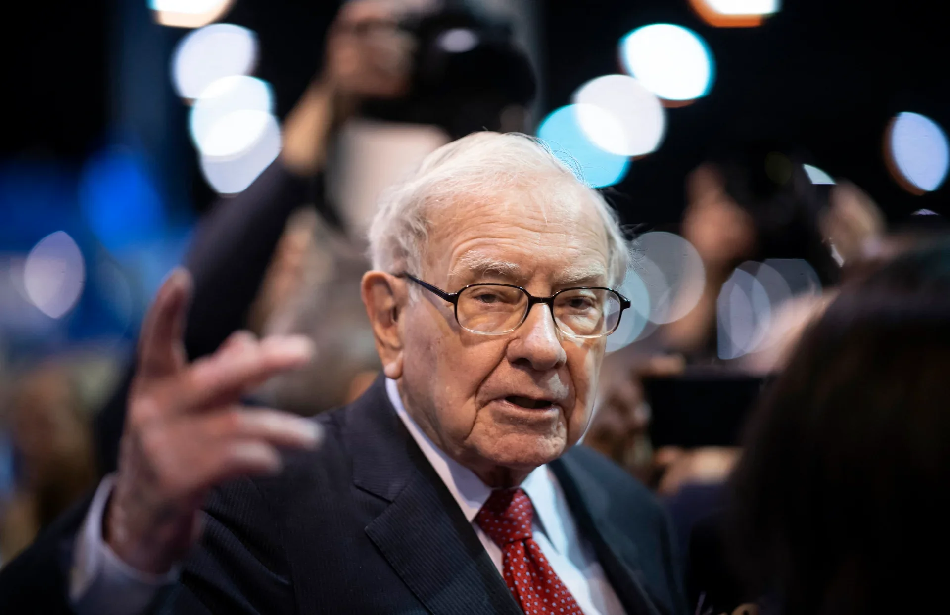 Warren Buffett: Human Communication is the Ultimate AI-Age Superpower