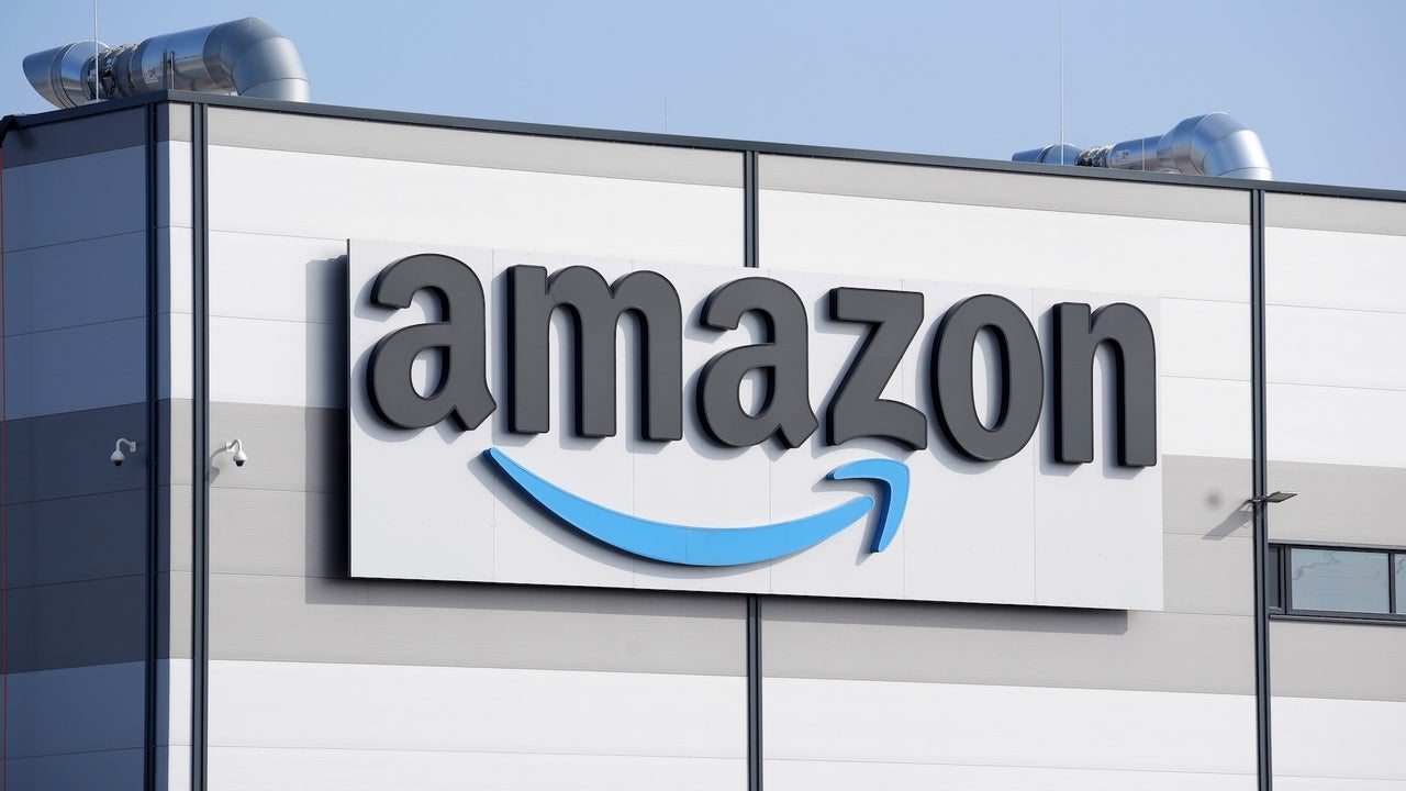 Amazon increases starting hourly wage and discounts for employees