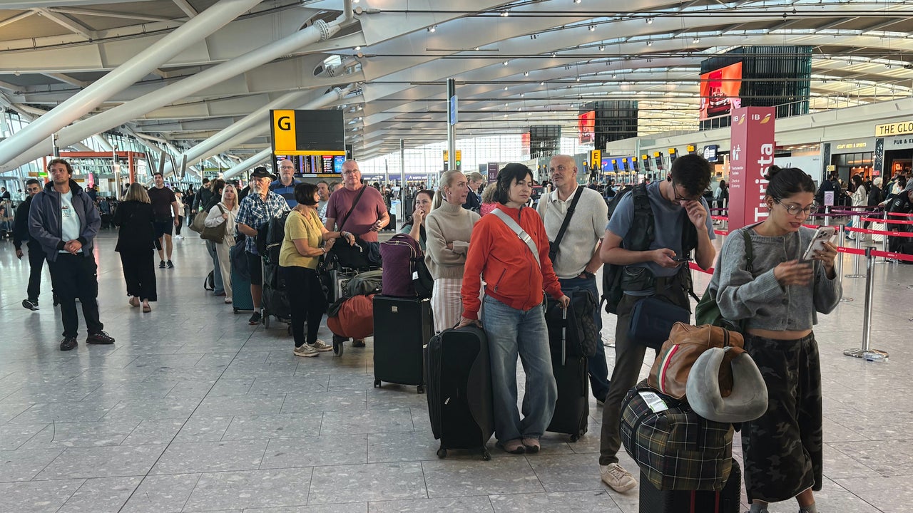 Airlines scramble after UK air traffic control system failure cancels 2,000 flights