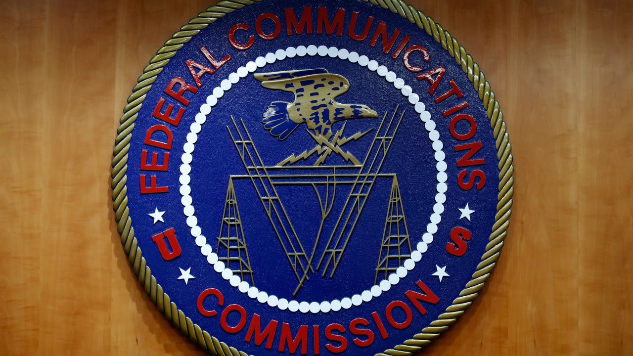 FCC considers loosening rules on political robocalls with AI voices before midterms