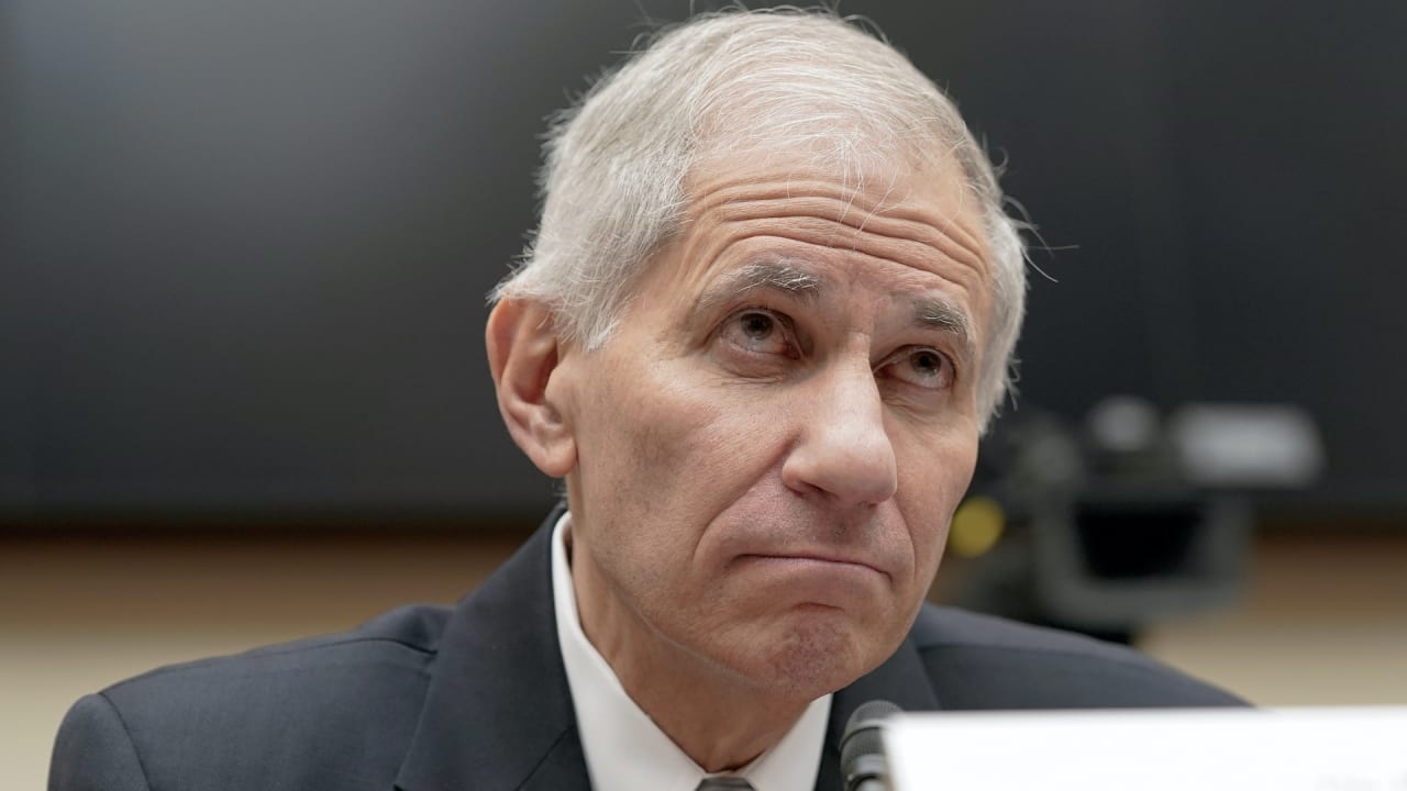 Senate banking chair asks Biden to replace FDIC chairman after ‘toxic culture’ report