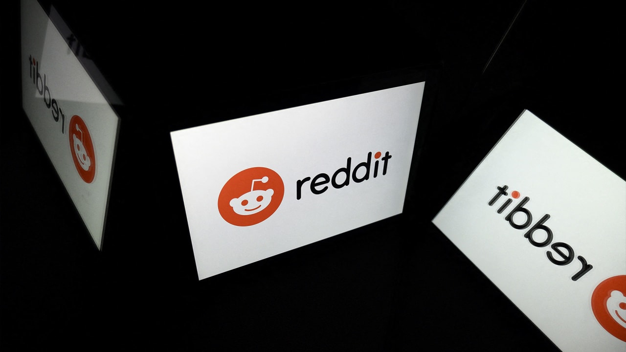 Reddit shares soar nearly 20% on first earnings report, boosting hopes of becoming the next Facebook stock