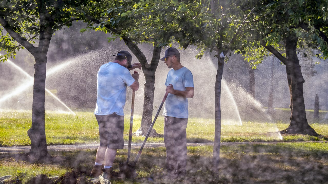 Heat wave in the U.S. leaves many vulnerable on a holiday