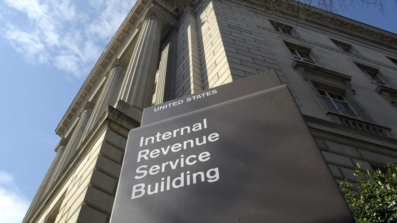 IRS is still too slow to resolve identity theft cases, independent watchdog says