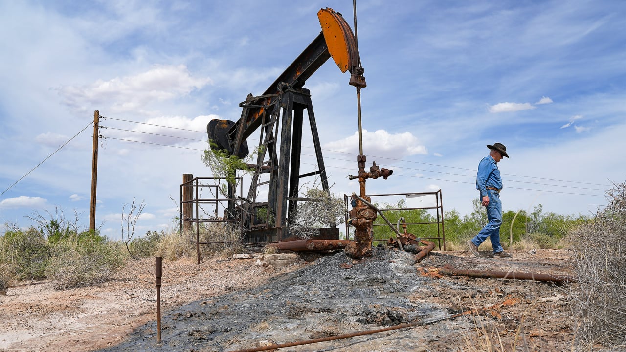 Texas oil wells are suddenly erupting with water. No one knows why