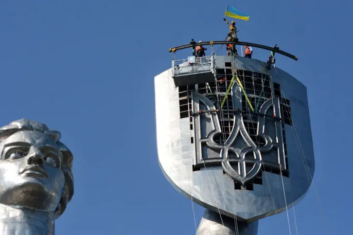 Ukraine Removes The Hammer And Sickle From Kyivs Motherland Monument