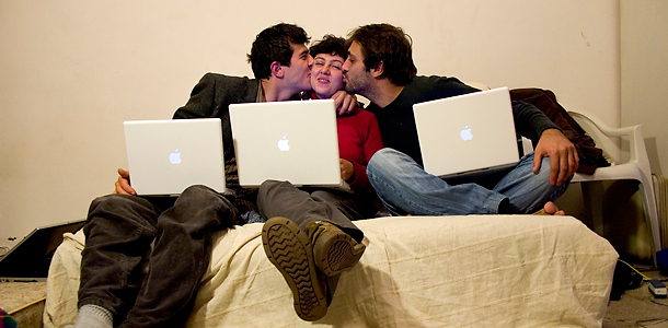 MacBook Pro users kissing