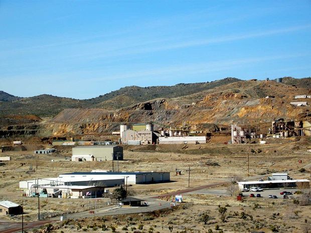 Mine in Mountain Pass, California
